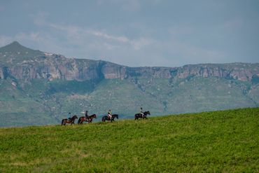 A canter across surprise ridge with sugarloaf in the background